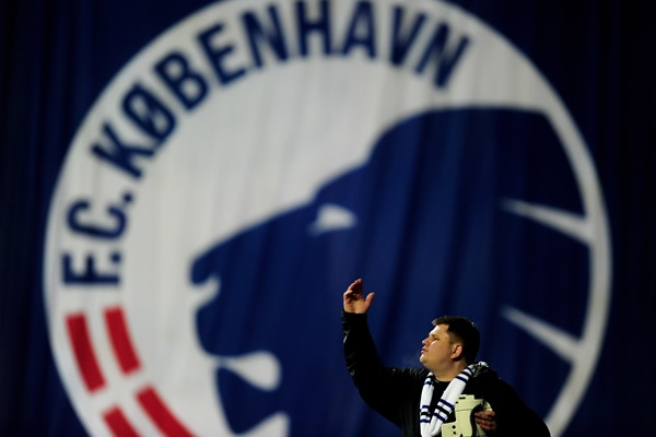 La afición del København apoyando con todo a su equipo