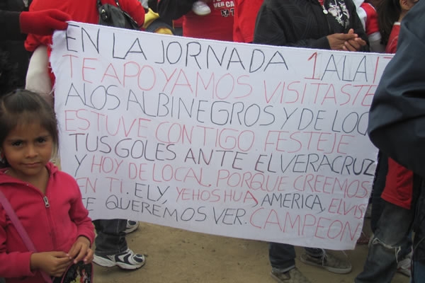 La afición llevó mantas de apoyo.