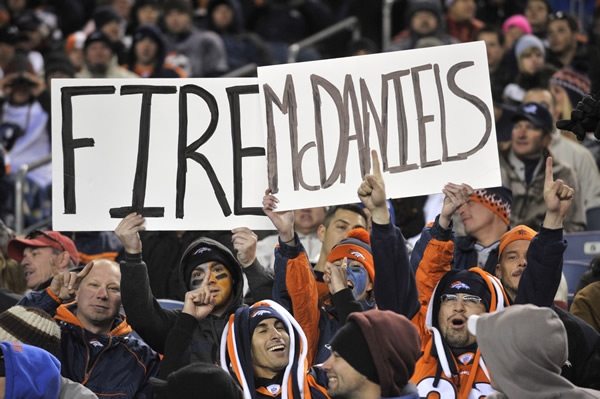 La afición pidió el despido de Josh McDaniels.