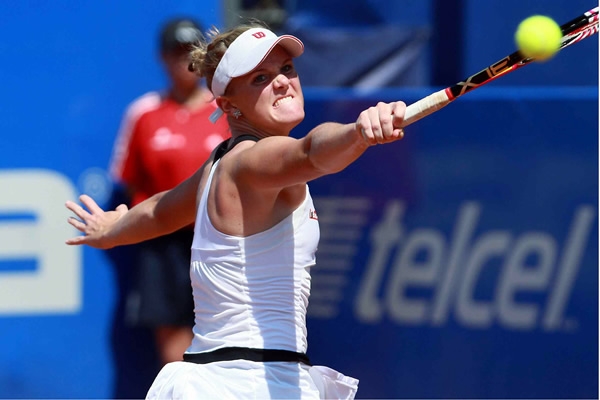 La estadounidense Melanie Oudin tuvo que abandonar el encuentro por una gastroenteritis.