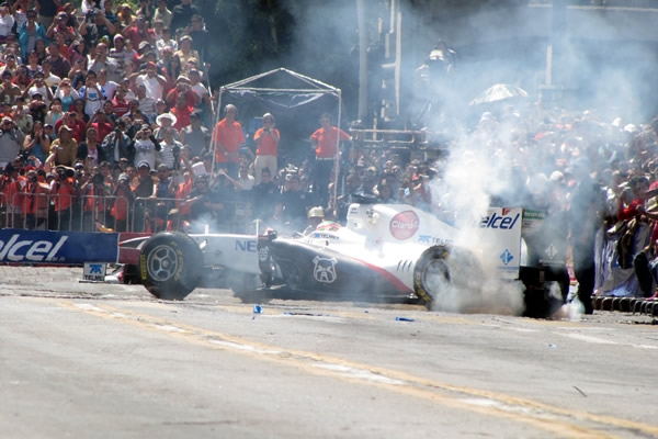 Las donas del auto de Checo