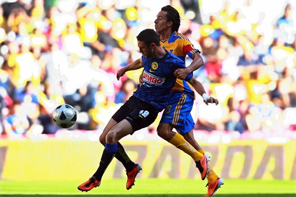 Layún, buscando qudarse con el balón