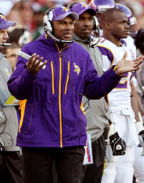Leslie Frazier debutó como entrenador en la NFL con un triunfo.