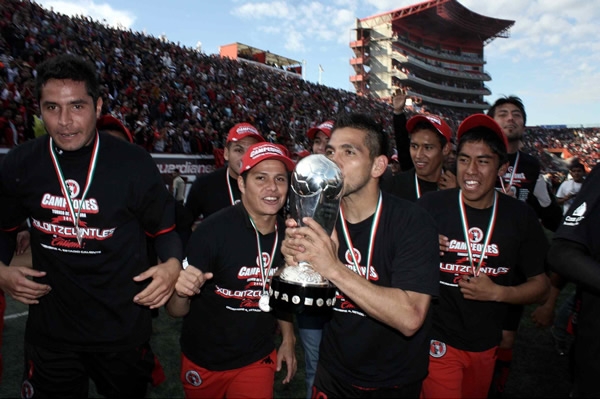 Los Campeones hicieron la tradicional Vuelta Olímpica.