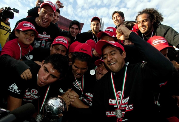 Los Campeones se tendieron en el césped.