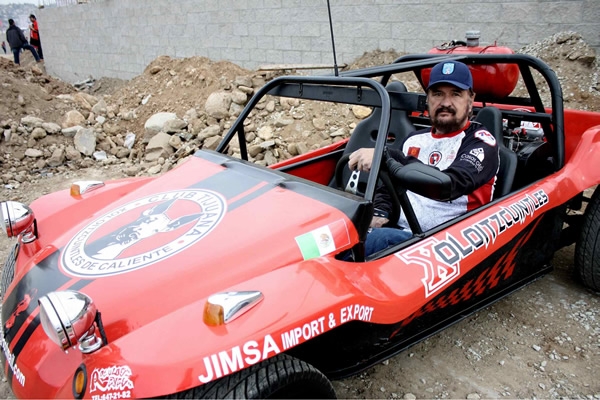 Los colores de Xolos también se hacen presentes en el coche.