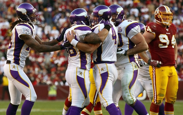 Los Vikingos derrotaron por 17-13 a los Pieles Rojas.