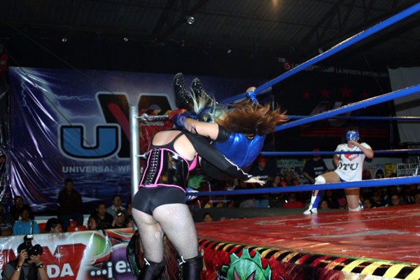 Lucha extrema y sensualidad.