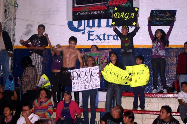 Lucha extrema y sensualidad.