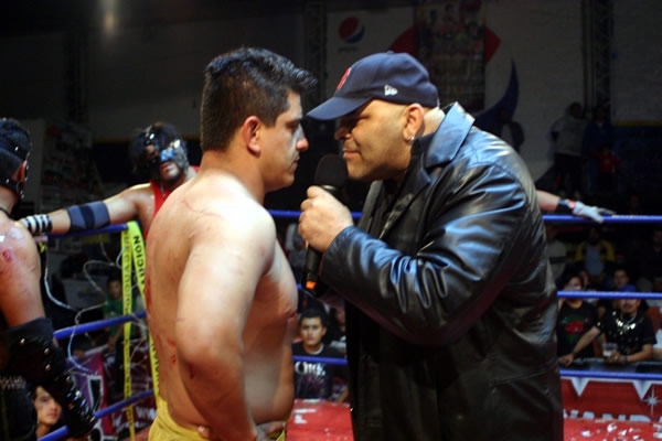 Lucha extrema y sensualidad.