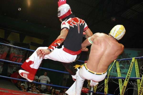 Lucha ultaviolenta en DTU vs. NGX.