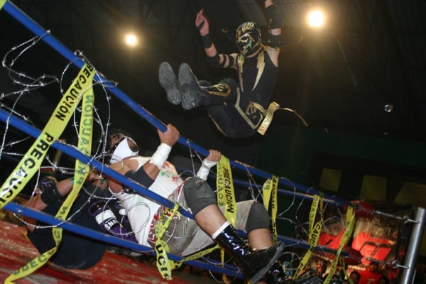 Lucha ultaviolenta en DTU vs. NGX.