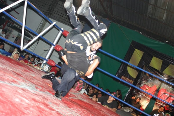 Lucha ultaviolenta en DTU vs. NGX.