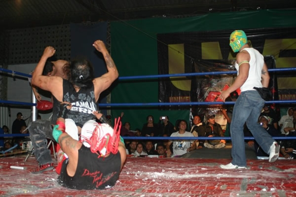 Lucha ultaviolenta en DTU vs. NGX.