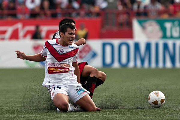 Manuel Mondragón refleja la impotencia de los locales.