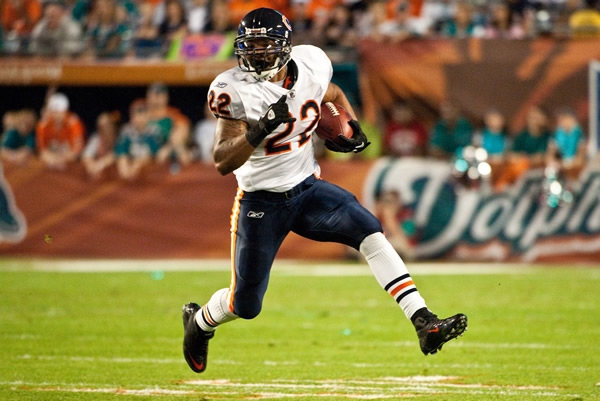 Matt Forte sólo tuvo que correr dos yardas para hacer una anotación.