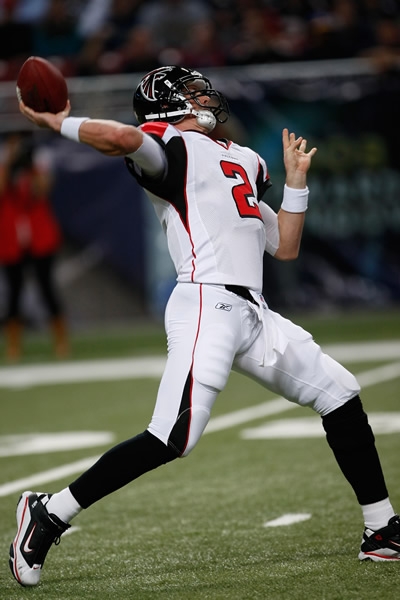 Matt Ryan lanzó un par de pases de TD y dirigió la ofensiva de Halcones.