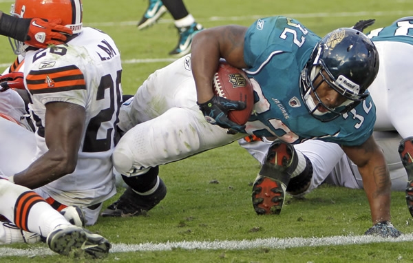 Maurice Jones-Drew atrapó un pase para 75 yardas y anotó un TD.