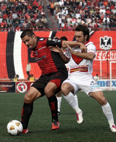 Mauro Gerk pelea el balón.