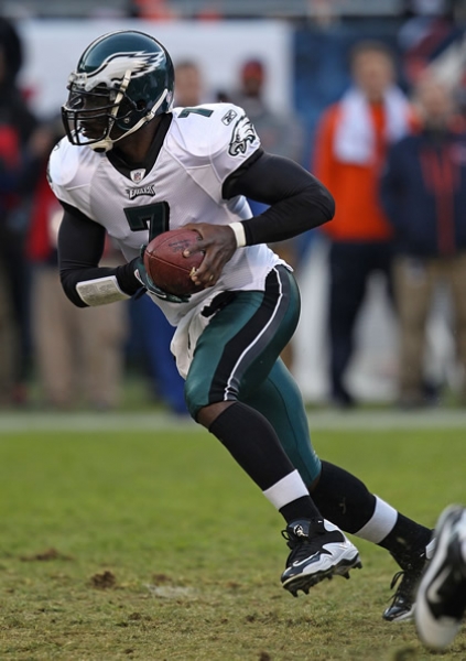 Michael Vick lanzó para 333 yardas y dos touchdowns.