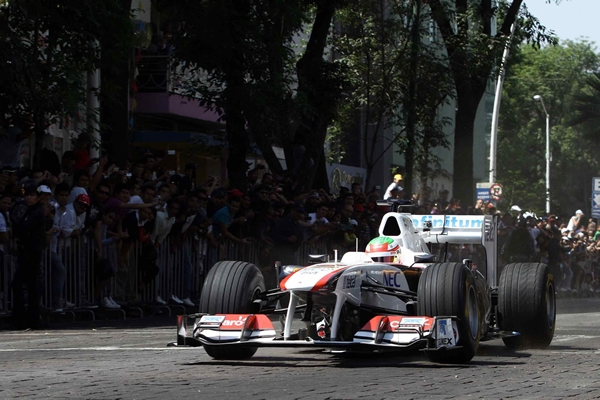 Miles de personas vieron pasar el auto.