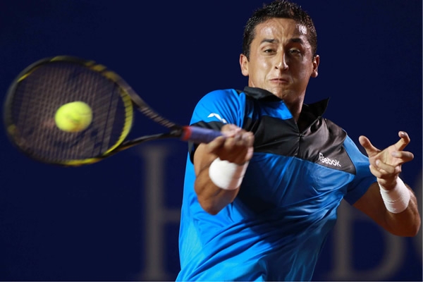 Nicolás Almagro debutó con un triunfo sobre el rumano Víctor Hanescu por 6-3 y 6-2.