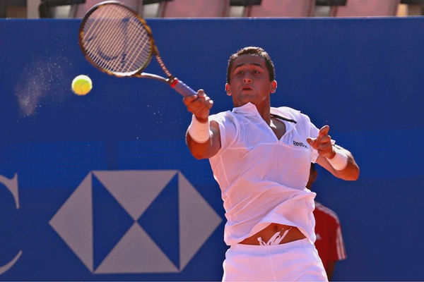 Nicolás Almagro doblegó al colombiano Santiago Giraldo 7-6 (0), 5-7 y 6-4.