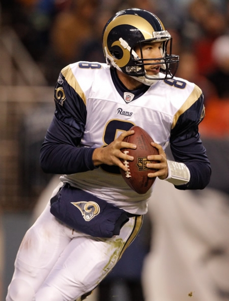 El novato Sam Bradford completó 22 de 37 pases para 308 yardas y tres TD.