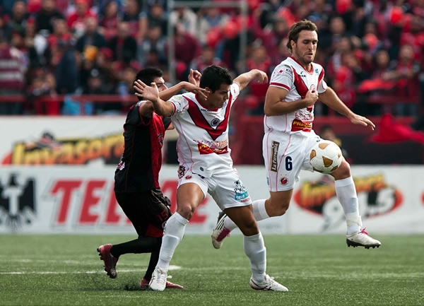 Oscar Ahumada de Veracruz protege el balón.