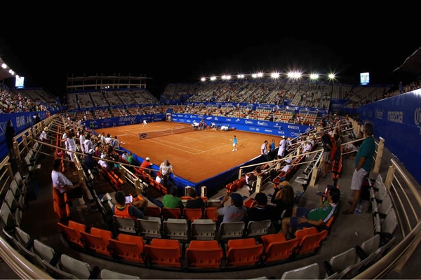 Pese a que el encuentro fue tarde la gente sí se dio cita en la cancha.