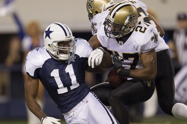 Roy Williams fue despojado del balón por Malcolm Jenkins en la yarda 11.