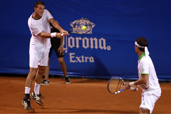 Los rumanos V. Hanescu y H. Tecau vencieron a F. Cermak (Cze) y F. Fognini (Ita).