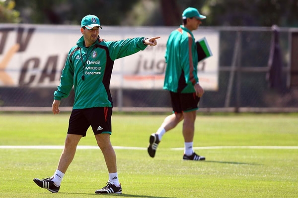 El técnico nacional, José Manuel de la Torre, observó a todos.