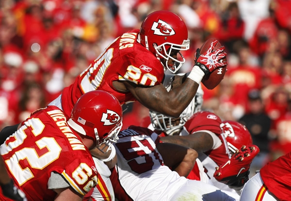 Thomas Jones tuvo un par de pases atrapados de anotación para los Jefes.