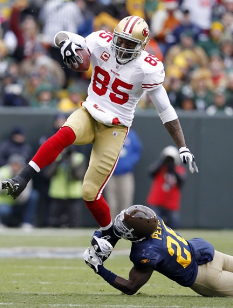 Vernon Davis ganó 126 yardas en recepciones y anotó una vez para 49ers.