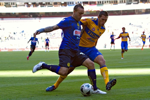 Vuoso, intentando una llegada por el lado derecho