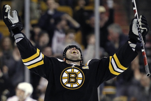 Zdeno Chára, defensa eslovaco, capitán de los Bruins.