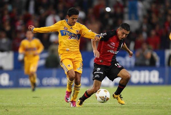 Acuña pelea el balón con el jugador rojinegro.