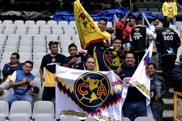 La afición americanista empezó a cambiar el ánimo del Azteca.