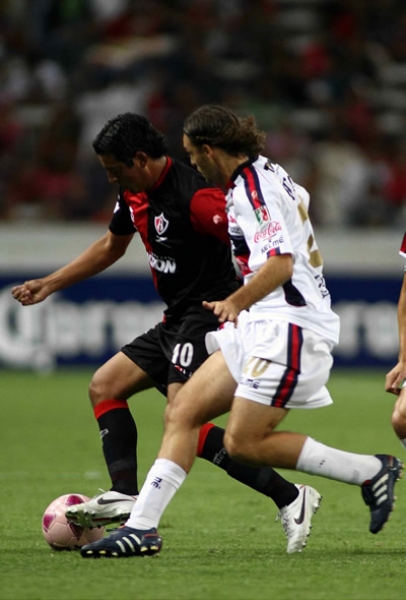 Andres Carevic marca al Chango Moreno.