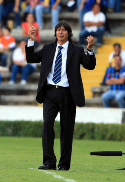 Ángel Comizzo estuvo atento a sus pupilos desde el inicio.