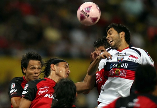 Atlas peleó todos los balones por arriba.
