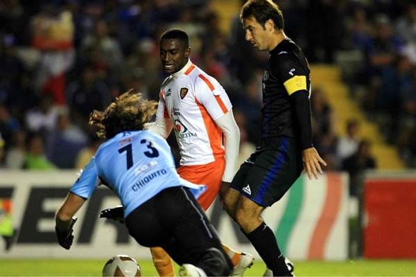 Beltrán y Bossio despejan el tiro de Martínez.