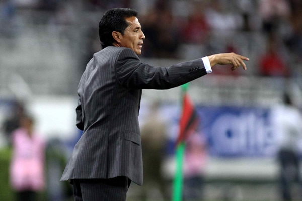 Benjamin Galindo no apró de darle instrucciones a sus pupilos.