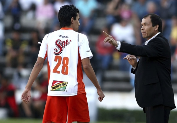 Christian Valdez atento a las indicaciones del Profe Cruz.