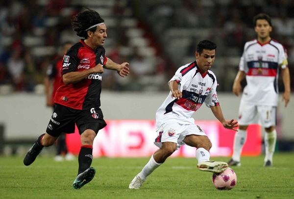 Daniel Guerrero avanza con el balón ante la mirada de Ortega.