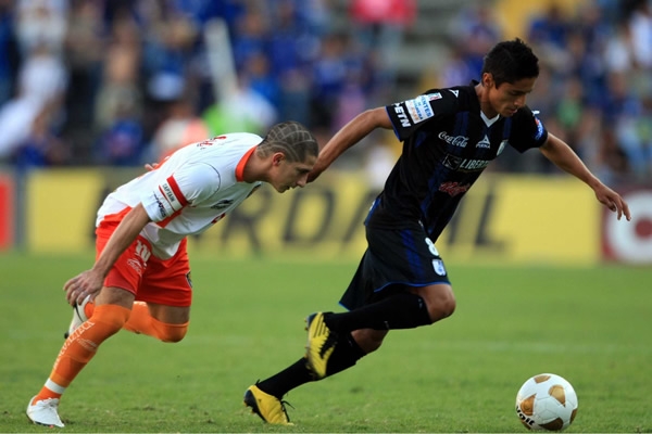 Danilinho marca de cerca a su rival queretano.