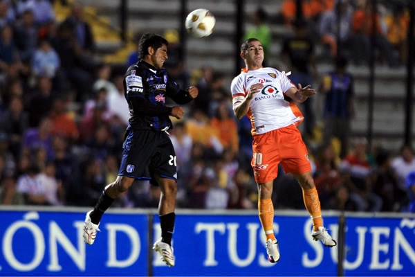 Danilinho peleó todos los balones por arriba.