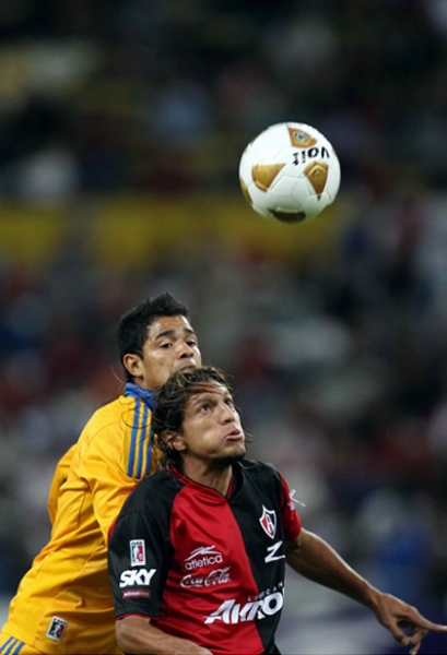 Enrique Vera buscó todos los balones.