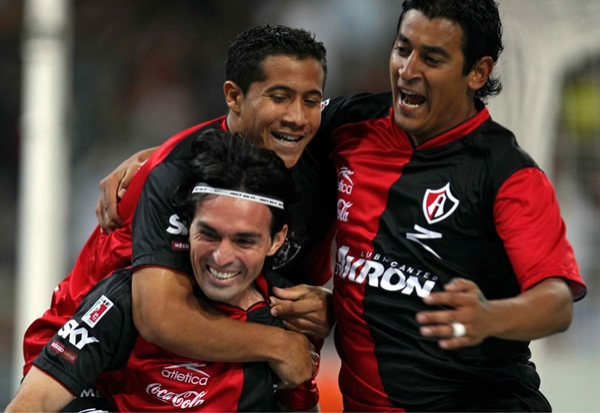 Espinoza festeja con sus compañeros el 2-0 parcial.